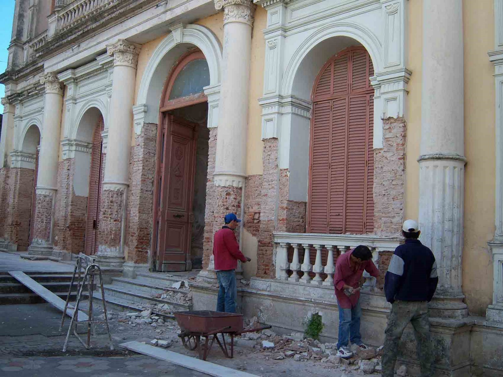 [edificio+Sociedad+Italiana-comenzaron+trabajos+de+restauracion+de+la+fachada.jpg]