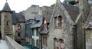 [300px-Mont_Saint_Michel_village.jpg]