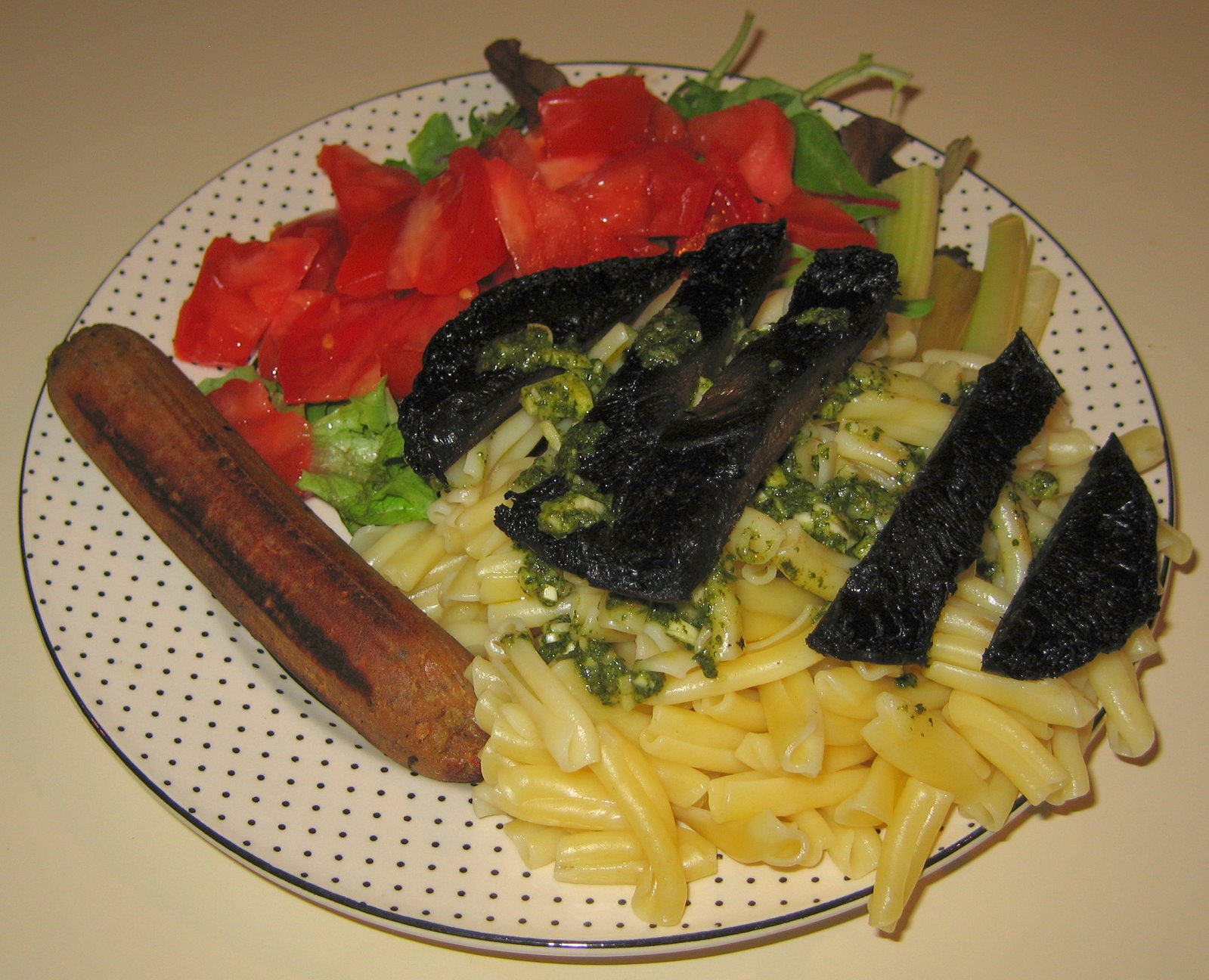 [20070517+Strozzapreti+Pasta+with+Quick+Pesto,+Portobello,+and+Vegan+Sausage.jpg]
