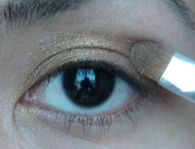 Apply another layer on the outer corner of the eye (the so-called outer V) 4. Blend using back and forth motion.