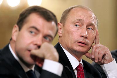 [Medvedev+-+com+Putin.jpg]