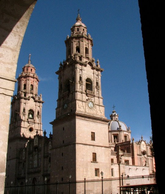 [Cathedral+towers+&+dome+through+portale.JPG]