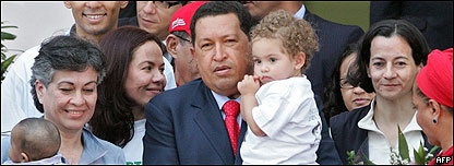 [Chávez+y+Ex+rehenes+Colombianas.jpg]