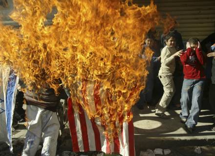 [crianças+palestinas+queimam+bandeiras+contra+bush.jpg]