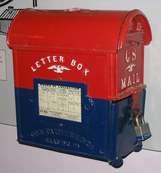 [561px-US_mail_letterbox.jpg]