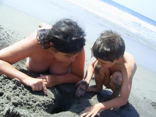 [mummy+and+son+on+the+beach.jpg]
