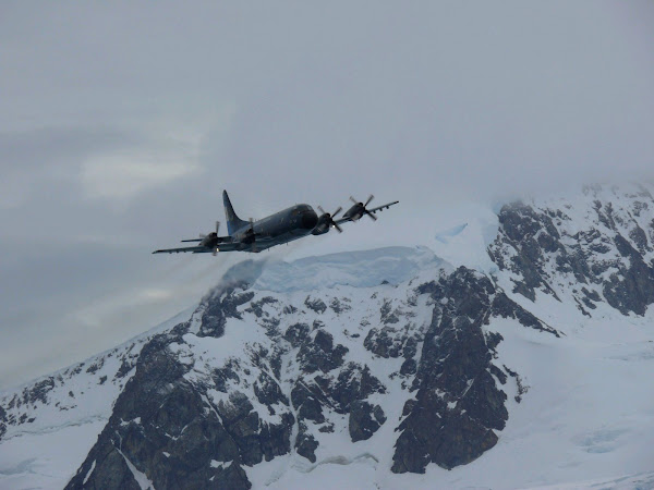 La EA6E sobrevuela el Circulo Polar Antártico