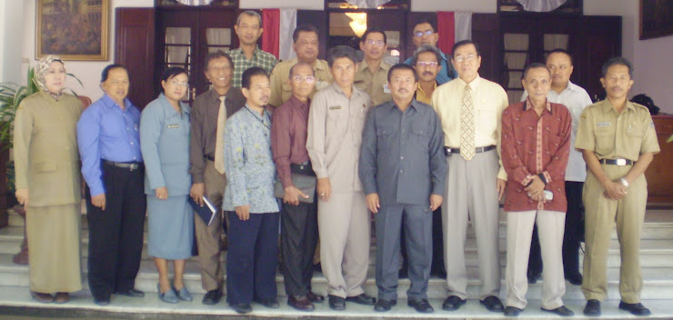 Pengurus Dewan Pendidikan Kota Surabaya bersama Walikota Surabaya