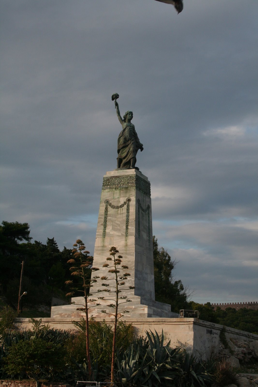 [Statue+of+Liberty,+Mytilene.JPG]
