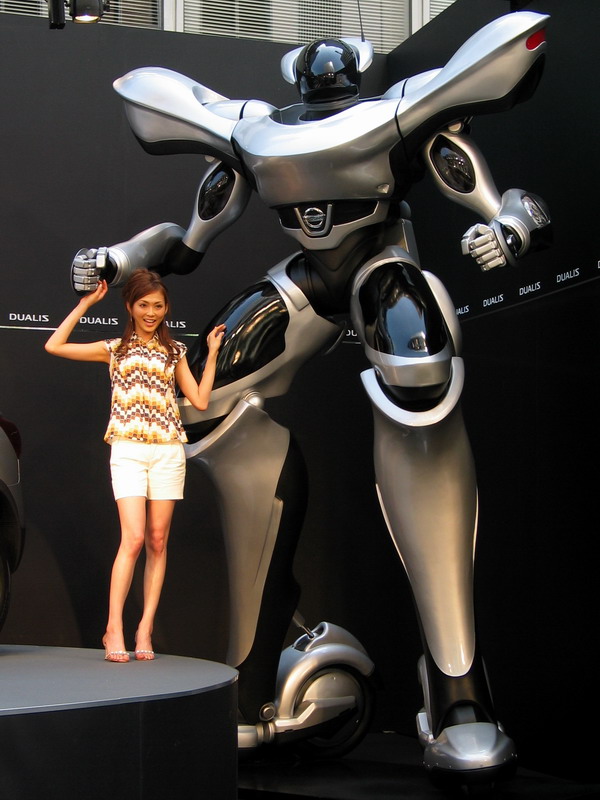 [Nissan_Dualis_Robot.jpg]