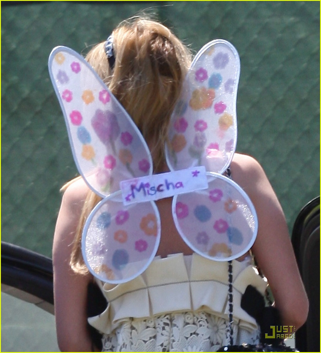 [mischa-barton-butterfly-05.jpg]