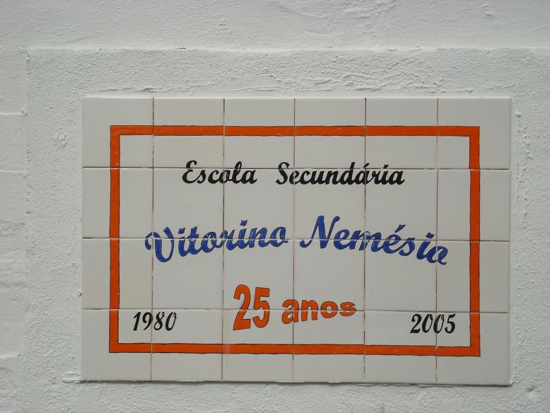[Vitorino+Nemésio+school+plaque+red.JPG]