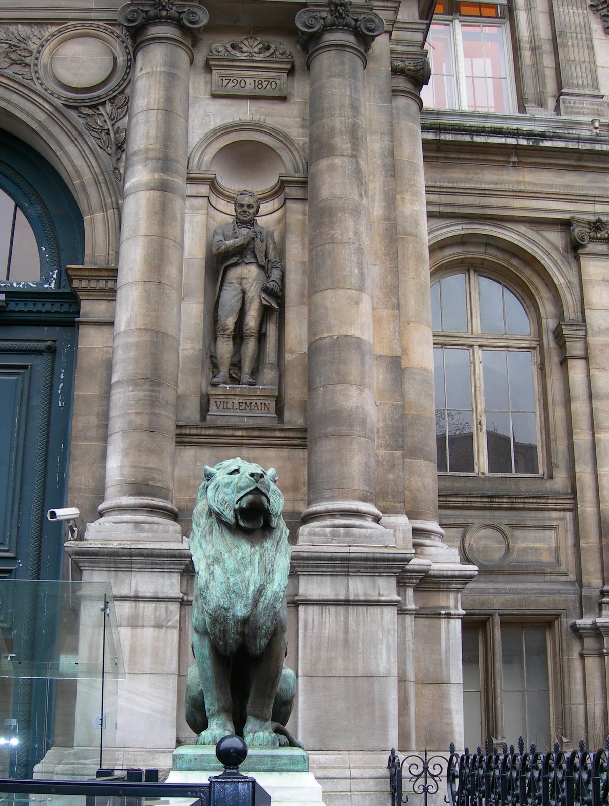 [lion+et+statue.jpg]