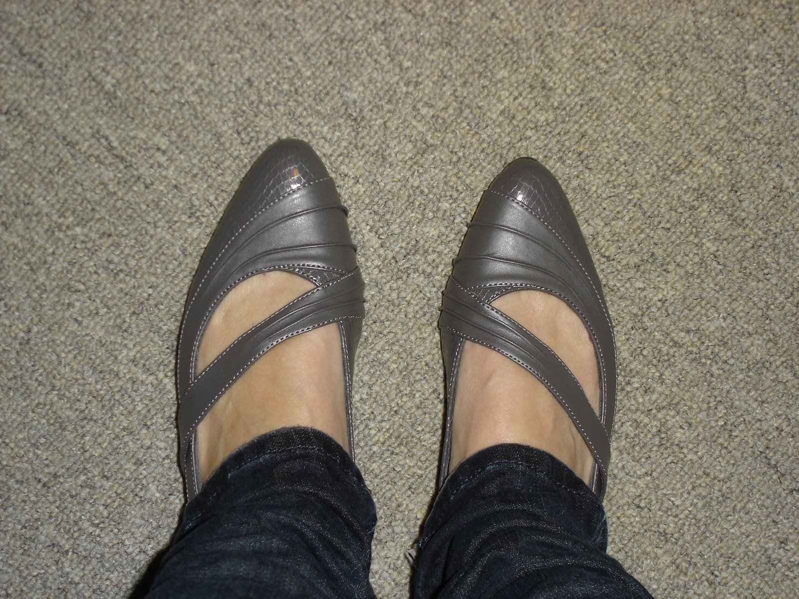 [grayshoes.JPG]