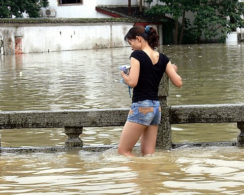 chinoise dans l'eau pendant les inondations de Yangshuo