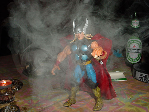 [Thor-Rolls-a-Joint-03.jpg]