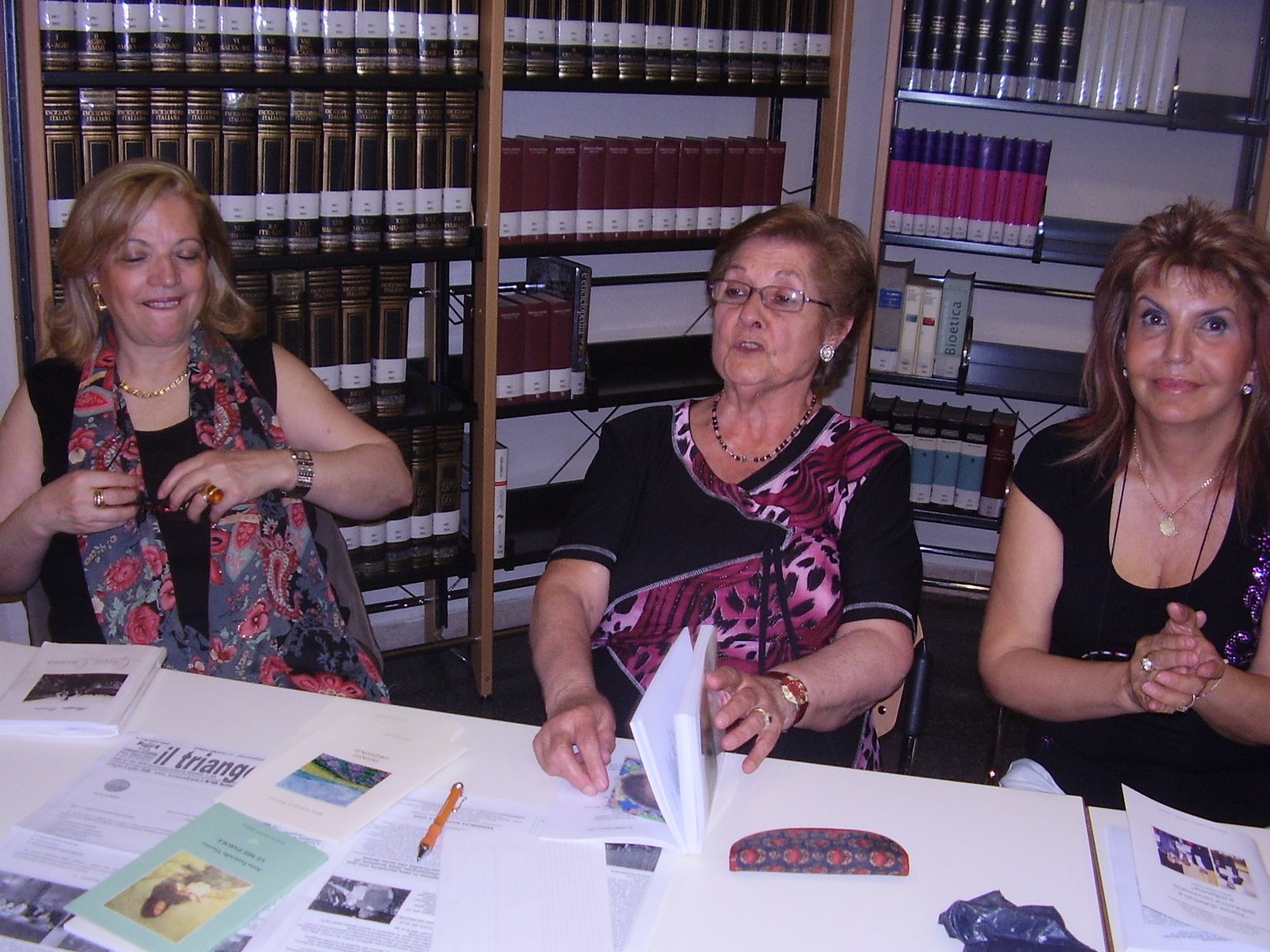 Biblioteca a Milano.. Tre Poetesse.. alla presentazione dei loro libri, giugno e 31 luglio  2008!
