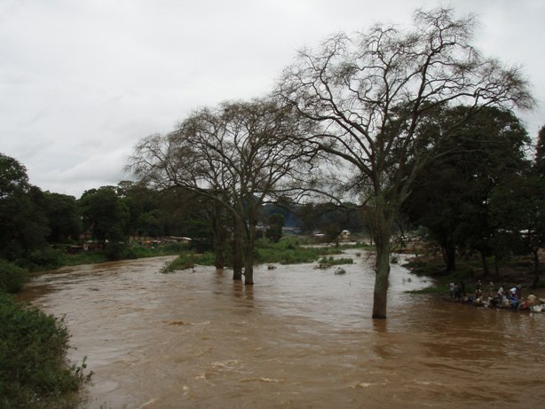 [flooded+lilongwe+river.JPG]