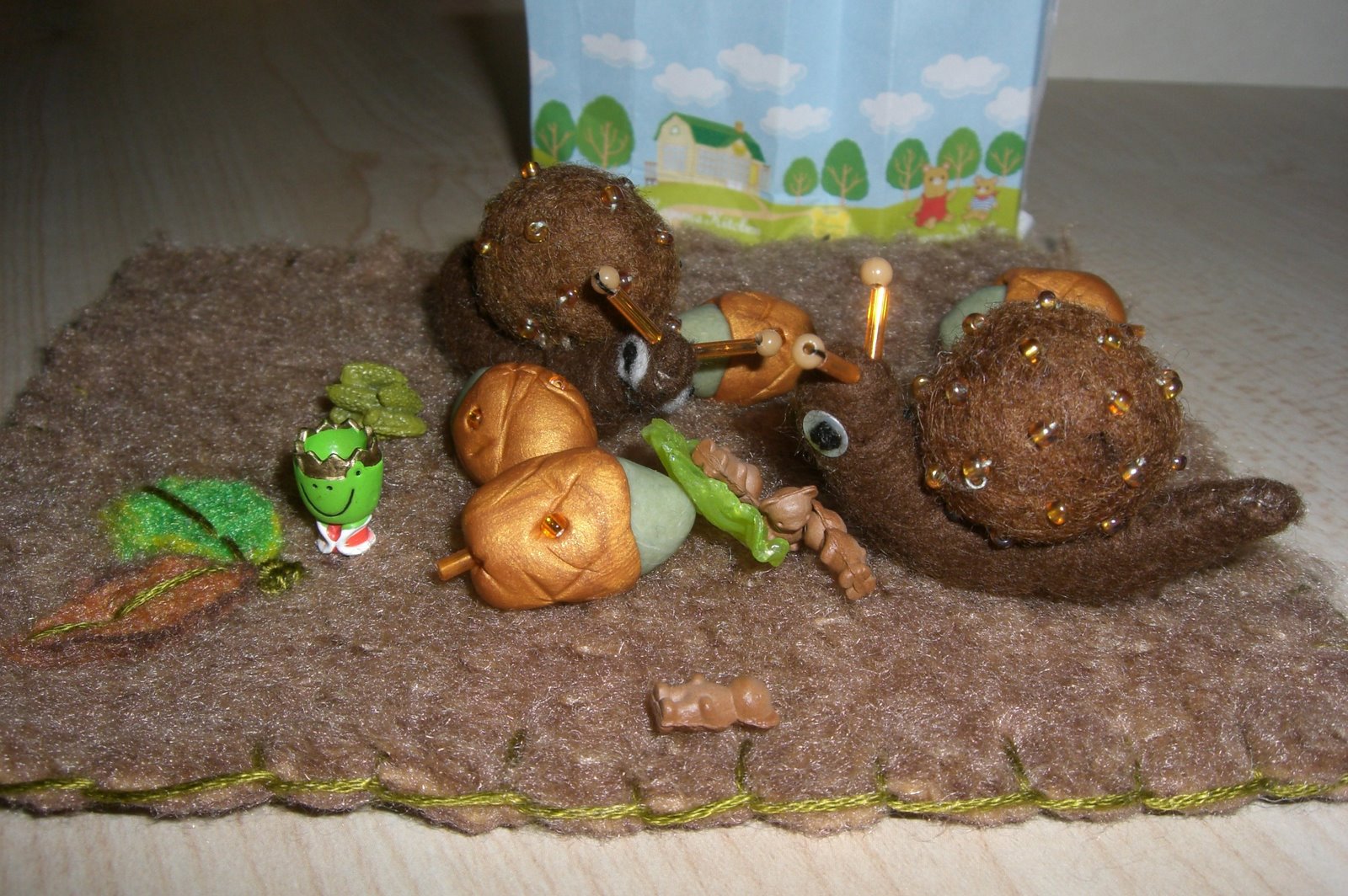 [snails+and+acorns+for+autumn+winter+shaggy+felt+bears.jpg]