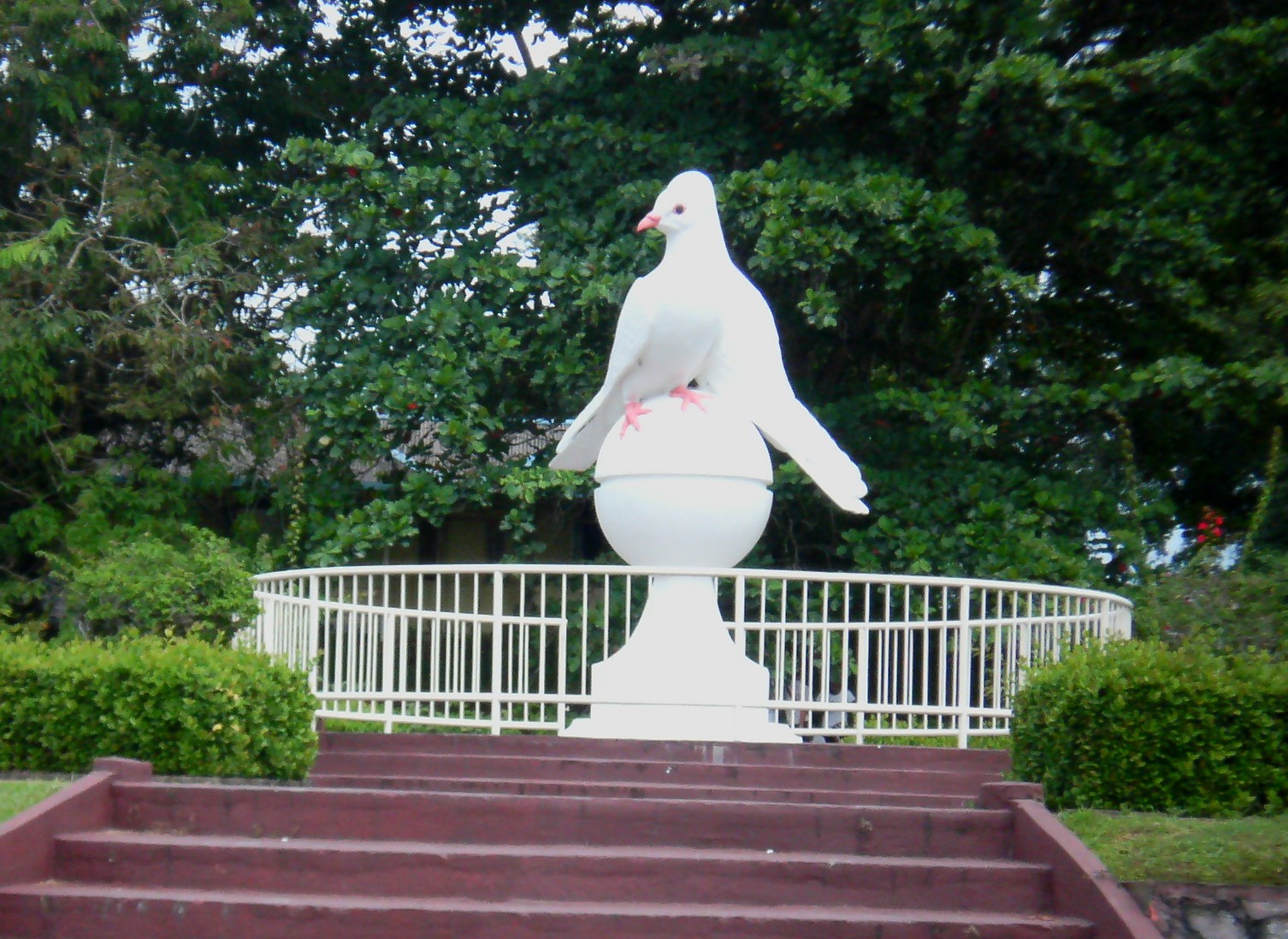 [sri+aman.,2+doves+statue.jpg]