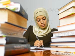 [young-woman-wearing-hijab-studying-~-200441510-001.jpg]