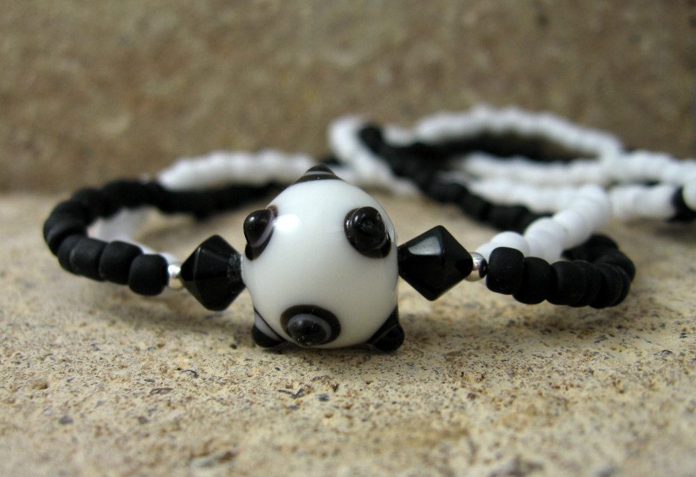 [Black+and+white+necklace.jpg]
