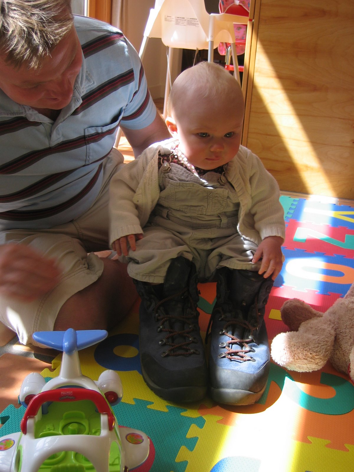 [IMG_1018+Daddys+boots.JPG]