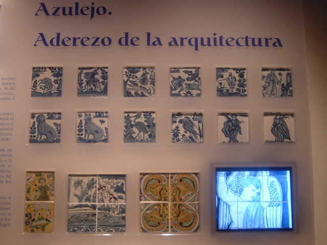 [07-07-29+(67)+Museo+Franz+Mayer,+azul+y+blanco.JPG]