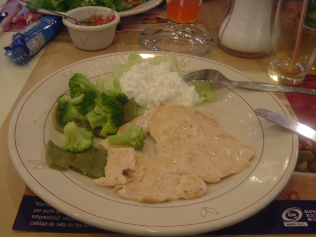 [07-07-30+(2)+comida+en+Vips,+pollo+con+nopal,+brocoli+y+queso+cottage.JPG]