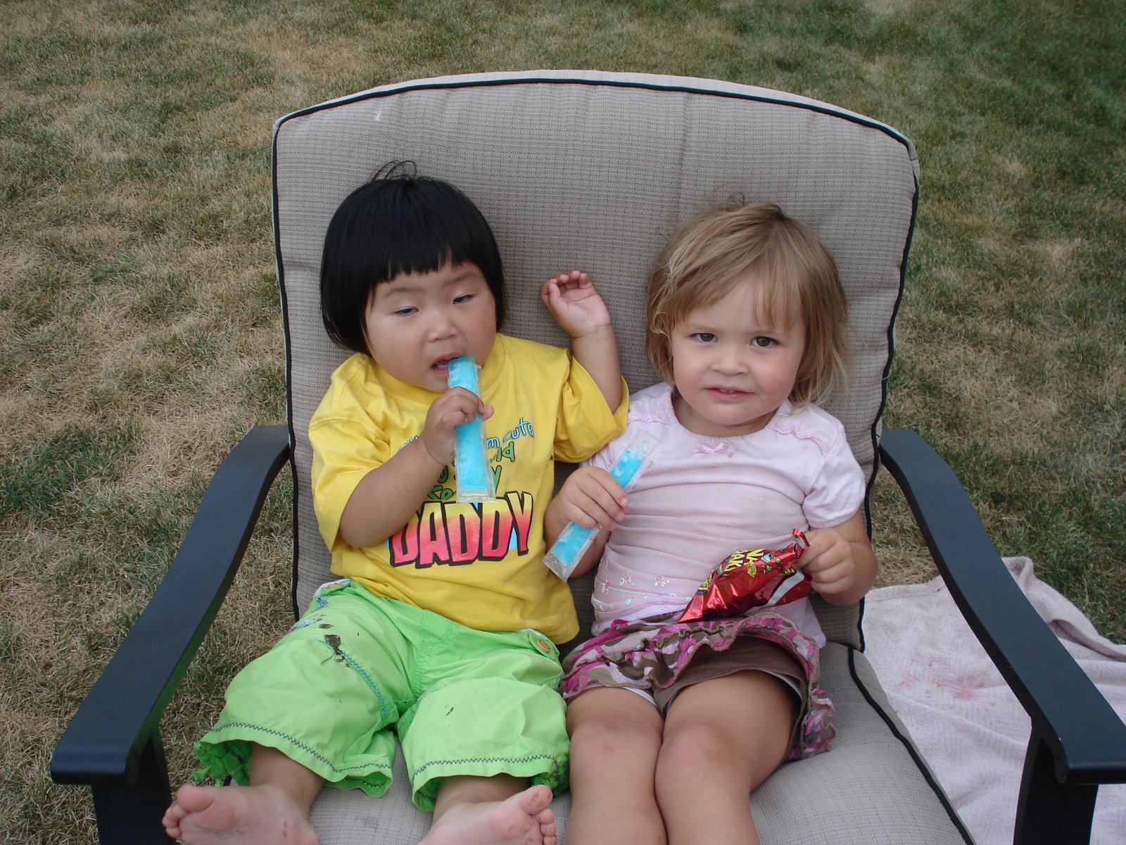 [Olivia+and+Ashlyn+with+freezies.JPG]