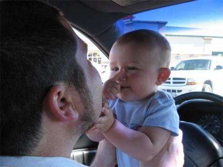 [Ari+with+daddy+in+car.jpg]