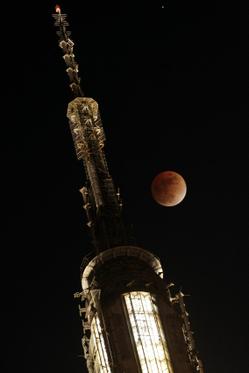 [lunar+eclipse+2.20.08+empire+state+bldg..jpg]