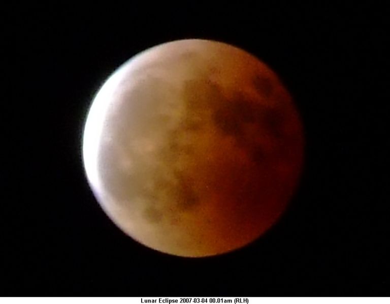 [768px-Lunar_Eclipse_2007-03-04_00_01am_(RLH).jpg]
