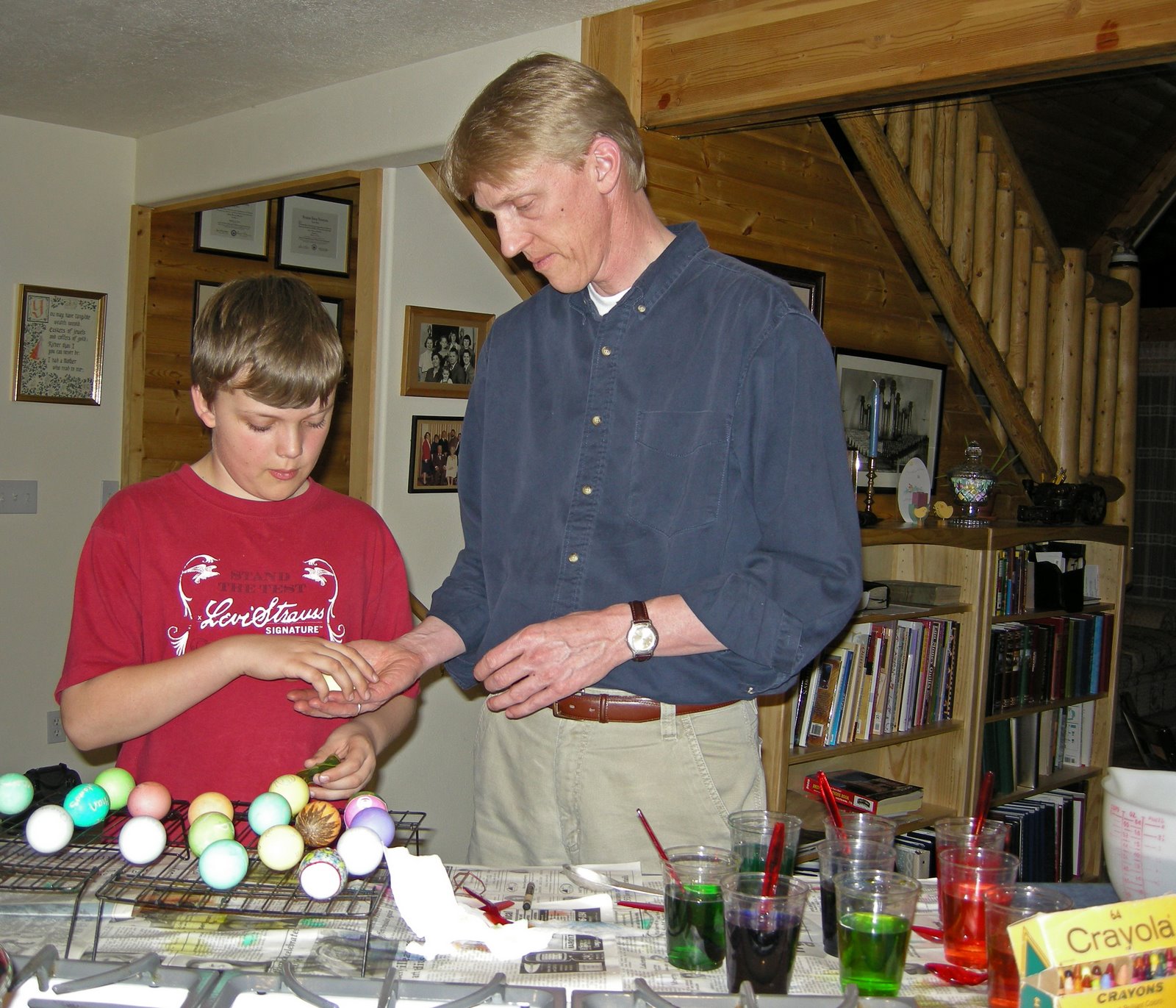 [egg+coloring+Ethan+w+his+dad.jpg]