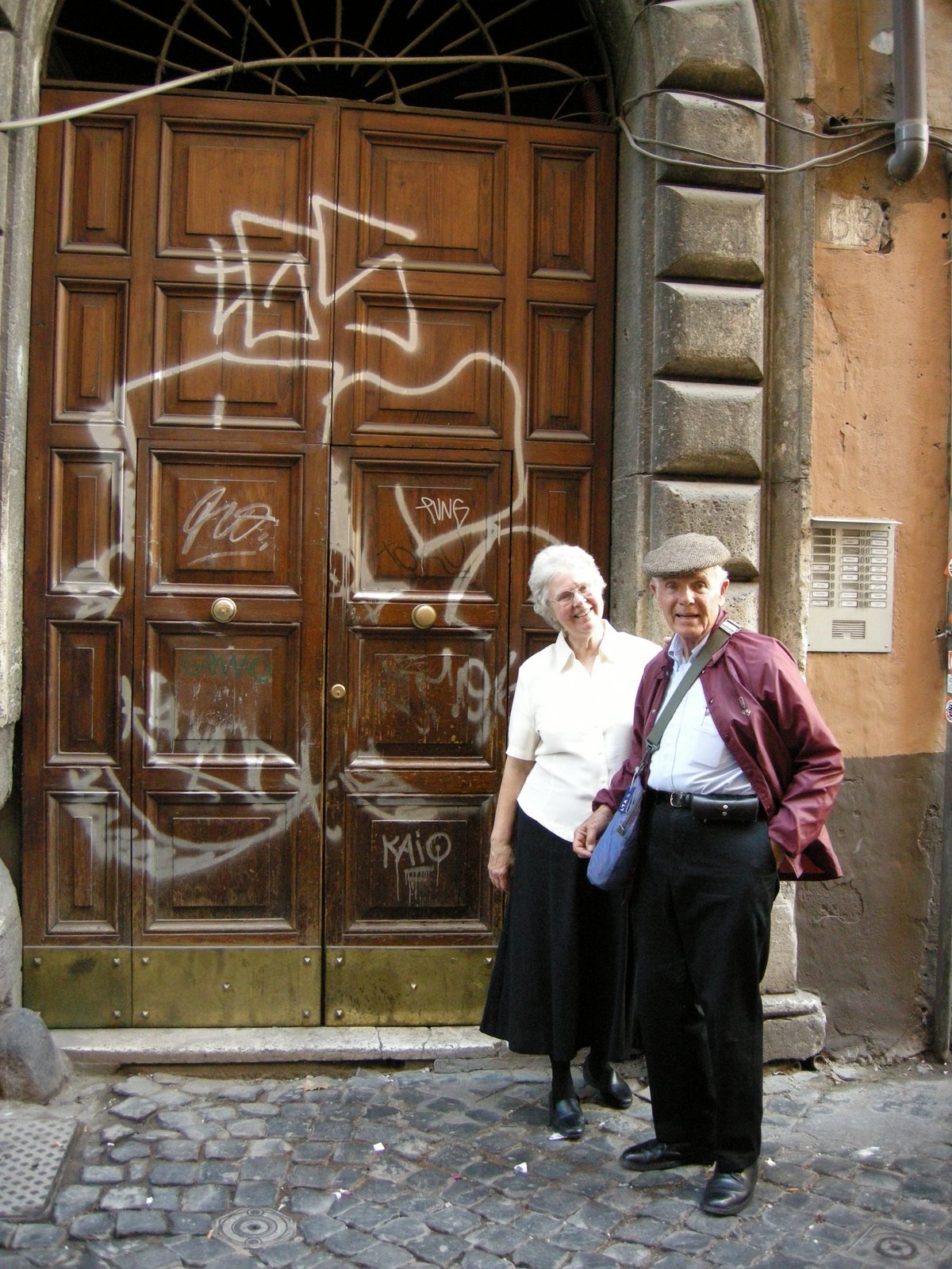 [parents+at+Trastevere+doors.jpg]