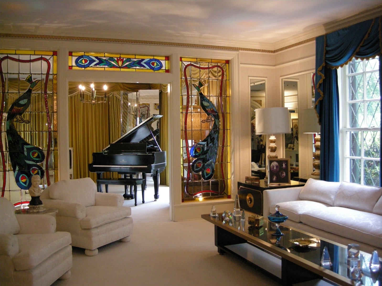 [Graceland+living+room.jpg]
