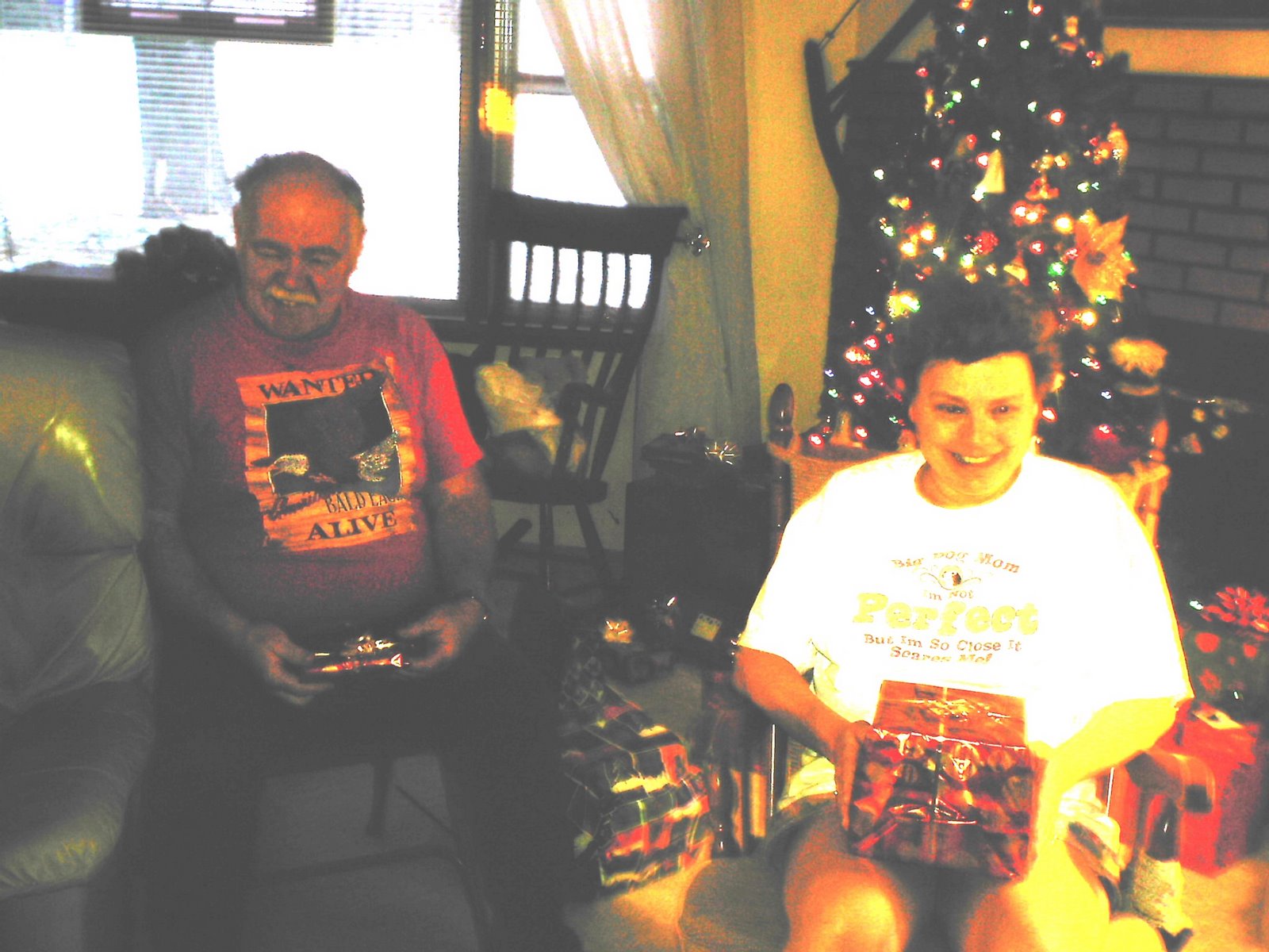 [Aaron+Christmas+2007+Dad+Karen+2.jpg]