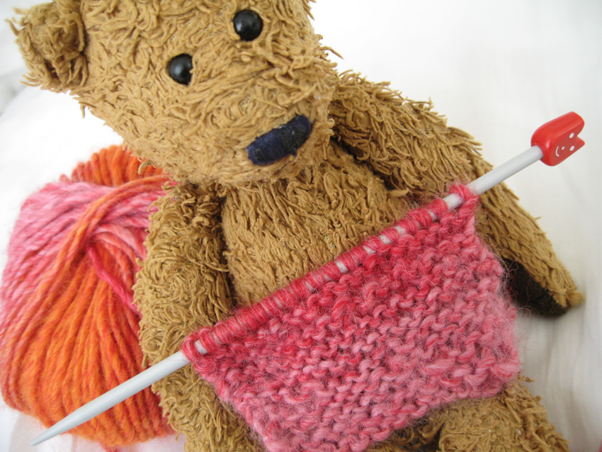[knitting+and+bear.jpg]
