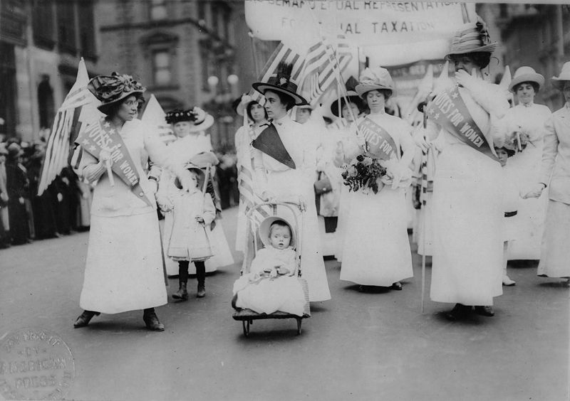 [800px-Feminist_Suffrage_Parade_in_New_York_City%2C_1912.jpg]