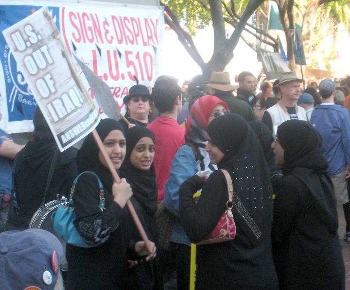 [muslim_women_demonstrators.jpg]