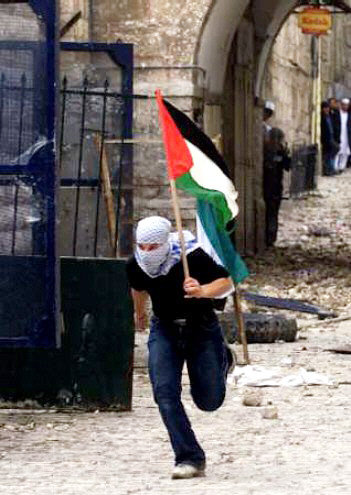 [palestina_mozo_correndo_con_bandeira.jpg]