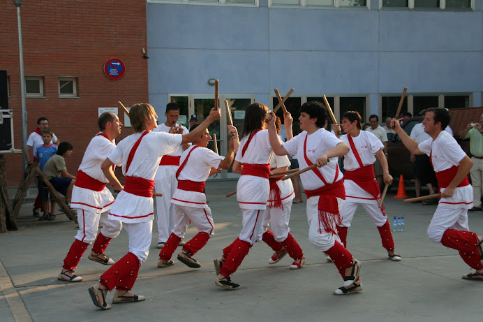 Bastoners de Malla ballant al Parc de l'Estació de Llagostera