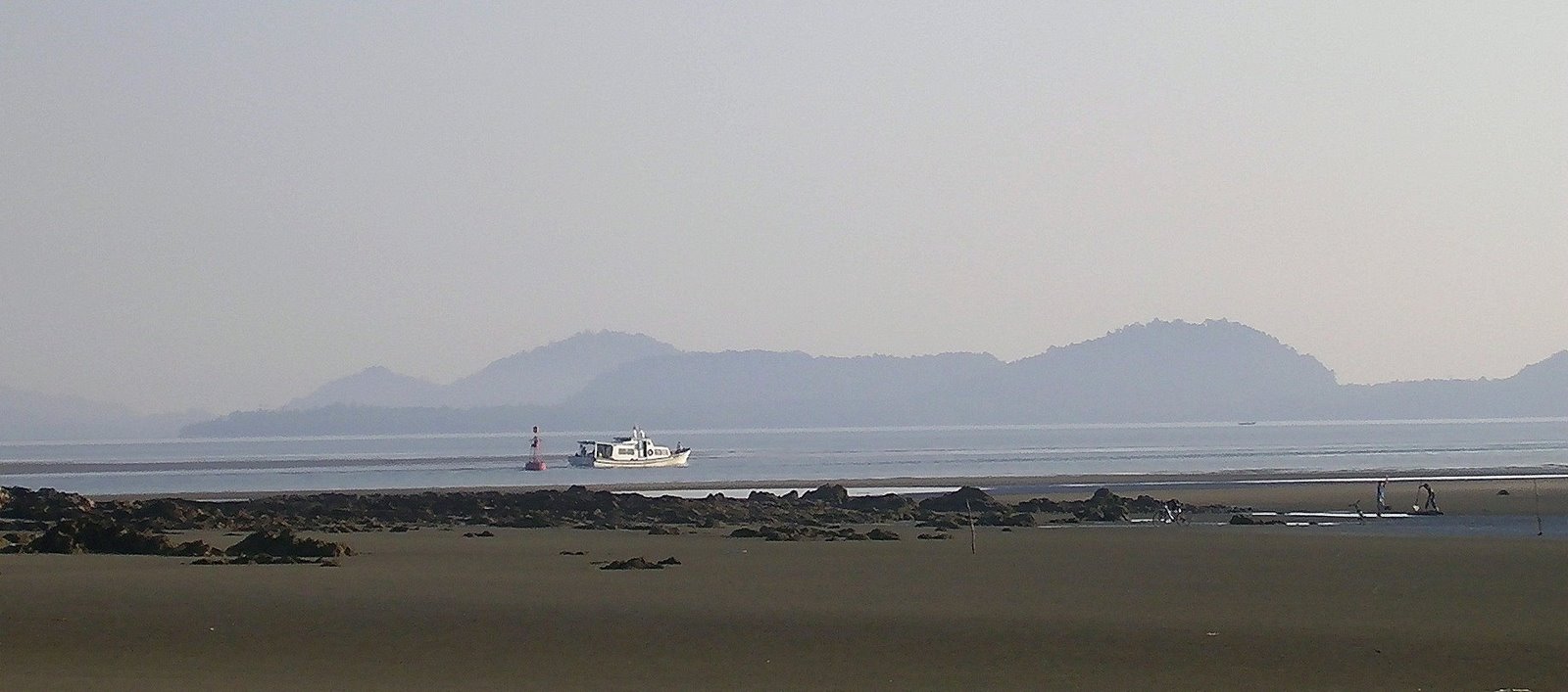 [Low+tide+ferry.jpg]