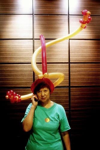 [Mum+with+balloon+hat+19+Dec+06+007-1.jpg]