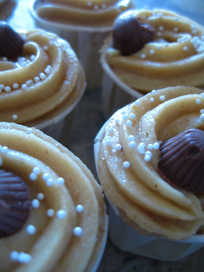 [peanut+butter+marscapone+cupcakes+closeup.jpg]