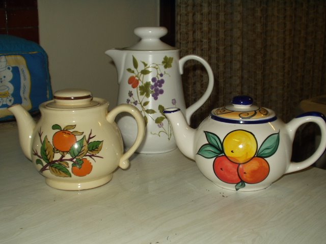[Teapots+-+opshop.JPG]