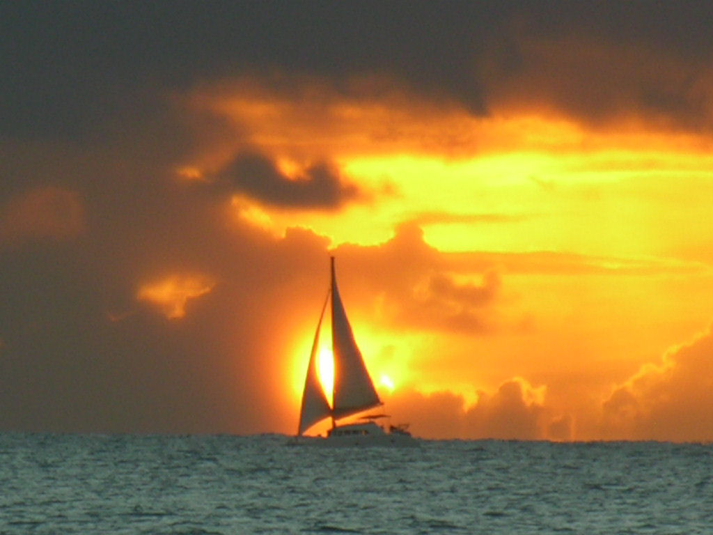 [57+084+sxm+boat+in+front+of+sunset.jpg]