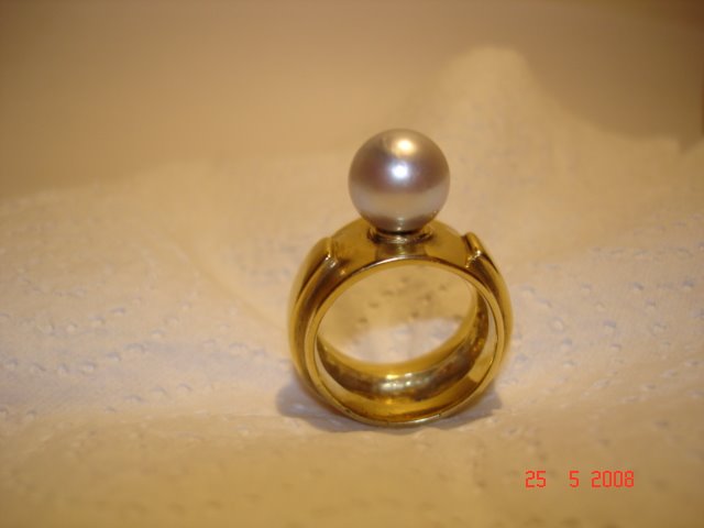 anello in oro con perla rosata