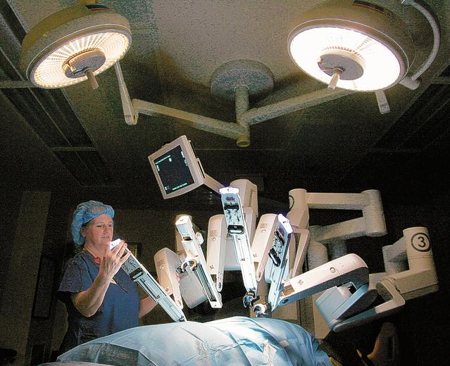[da+Vinci+Surgical+System+robot.jpg]