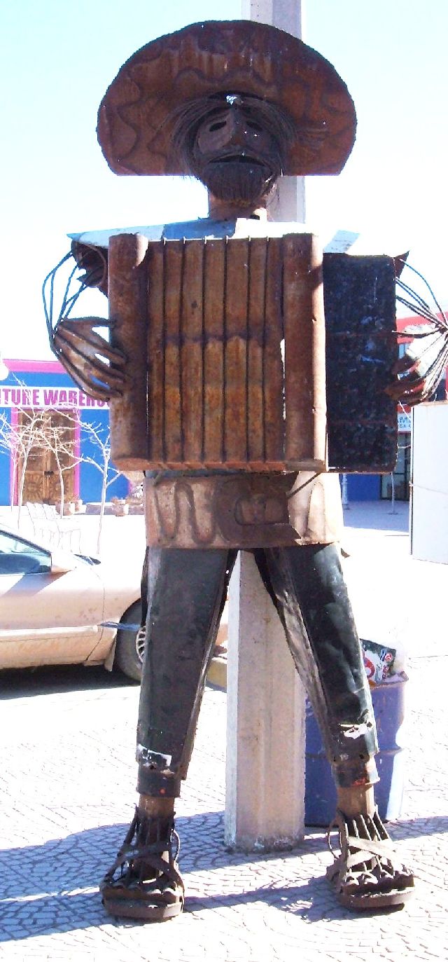 [2007+12+31+2+Statue+in+Palomas,+Mexico.jpg]